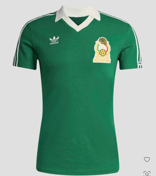 Jersey retro México 1986 color verde con cuello blanco, escudo vintage al frente y espalda con texto MEXICO y número 9.