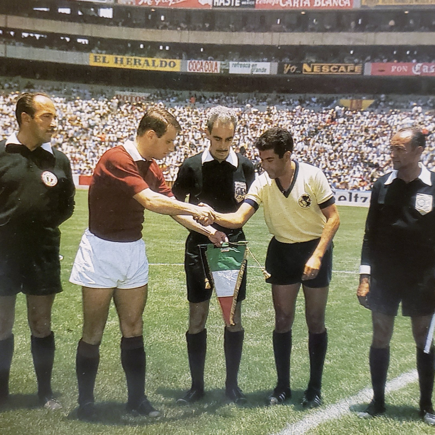 Jersey Retro Club América 1966 Crema Cuello V – Un clásico lleno de historia y pasión 🦅⚪💛